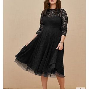 Torrid SPECIAL OCCASION BLACK LACE MIDI DRESS